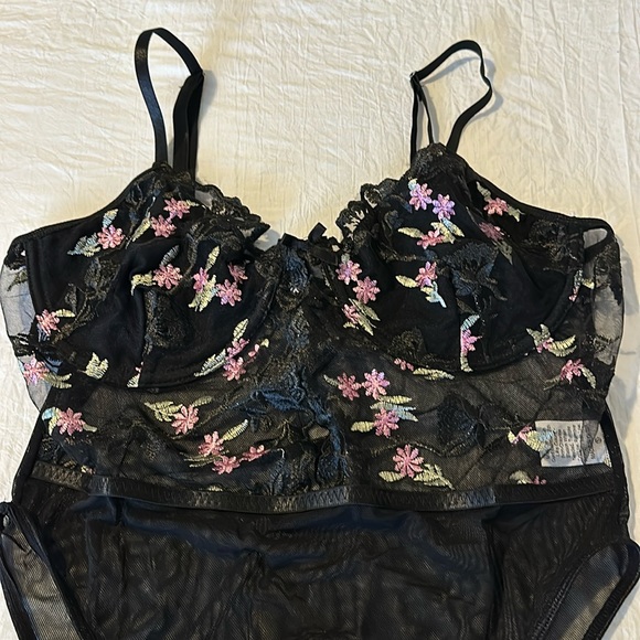 *NEW* embroidered lace and mesh bodysuit L - Picture 4 of 11